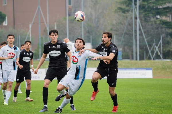 Wat zijn de voordelen van het spelen van basketbal op een hoger niveau?